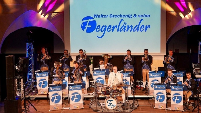 Unter dem Motto "Wünsch Dir was!" luden Walter Grechenig und seine Fegerländer zu einem ganz besonderen Galaabend in die Fachhochschule Spittal. Die Gala war als Wunschkonzert konzipiert, das Publikum konnte aus über 60 beliebten Weisen der böhmischen und internationalen Blasmusik ihre Favoriten wählen, die dann von den Profimusikern auf die Bühne gebracht wurden.