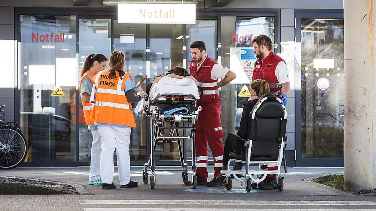 Notrufe ohne Notfall: Ein unnötiger Notruf hat meist eine unnötige Einlieferung ins Krankenhaus zur Folge (Symbolfoto)
