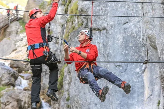 Sicherheit geht vor! Heribert Eisl, Obmann der Bergrettung Ramsau am Dachstein, sichert Mirko Lang an der Seilbrücke, die über den Silberkarbach führt. 