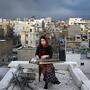 Mojgan Hosseini musiziert auf ihrem Dach