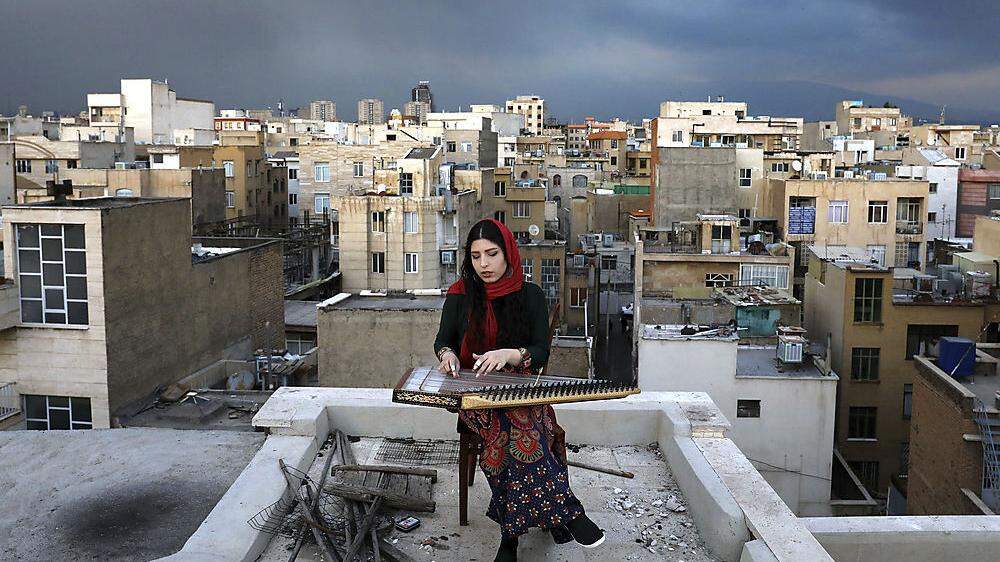 Mojgan Hosseini musiziert auf ihrem Dach