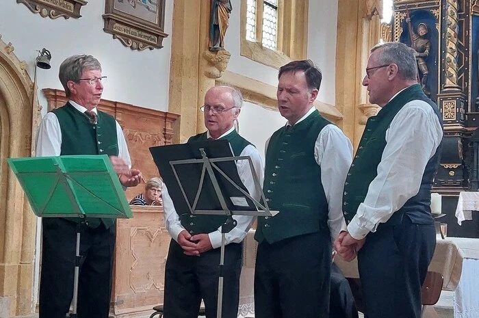 Ernst Bacher, Raphael Bacher, Johann Tockner und Hans Oberweger bilden den "Laßnitzer Viergesang". Ihr Repertoire beinhaltet vorwiegend kärntnerisches wie steirisches Liedgut.