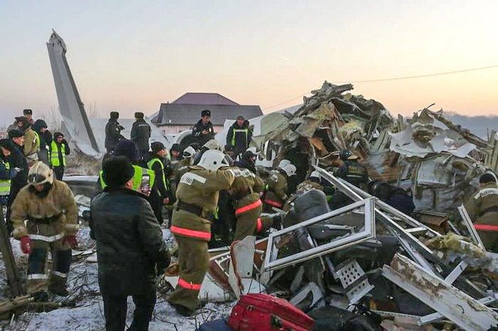 Nach Angaben des Notfallkomitees, das für Rettungseinsätze zuständig ist, waren 95 Passagiere und fünf Besatzungsmitglieder an Bord.