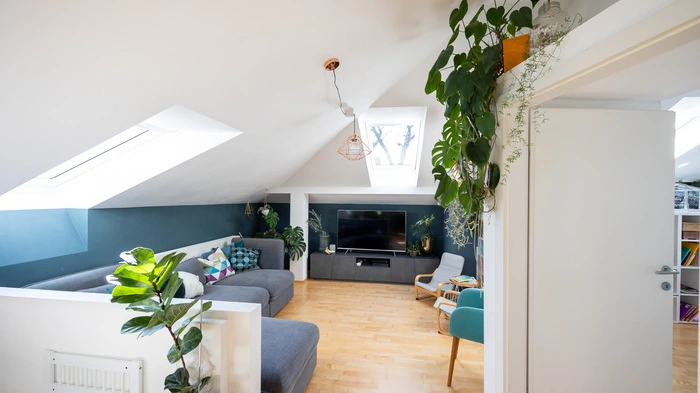 Ein 85 Quadratmeter großer Dachbodenausbau in einem Haus auf dem Grazer Ruckerlberg ist das Zuhause von Philipp Greins Familie. Seine Frau Lisa und die Zwillinge David und Felix bringen ordentlich Leben unters Dach.