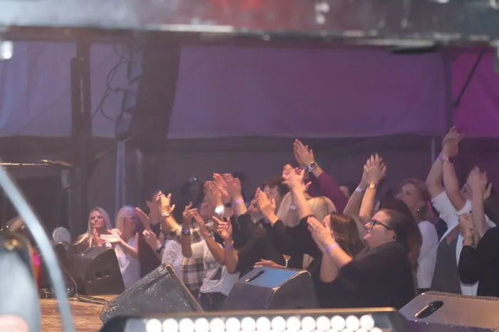 Zahlreiche Fans rückten ihrem Idol ganz nah.