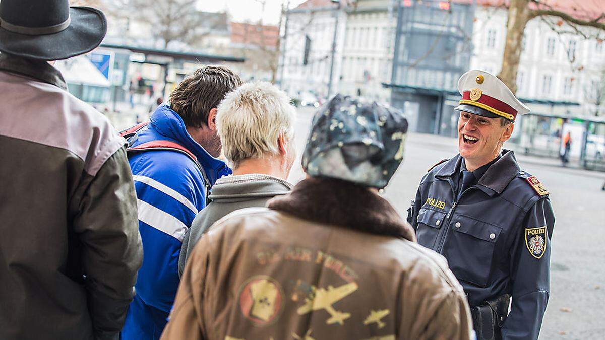 Stadtpolizeikommandant Horst Jessenitschnig beim Hot-Spot Heiligengeistplatz