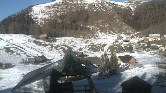 Auf der Aflenzer Bürgeralm ist aktuell kein Pistenbetrieb möglich. Als Naturschneegebiet gibt es traditionell keine Beschneiungsanlage. Geschäftsführer Essenko ist dennoch zuversichtlich: "Schnee ist noch immer gekommen, manchmal halt etwas später."