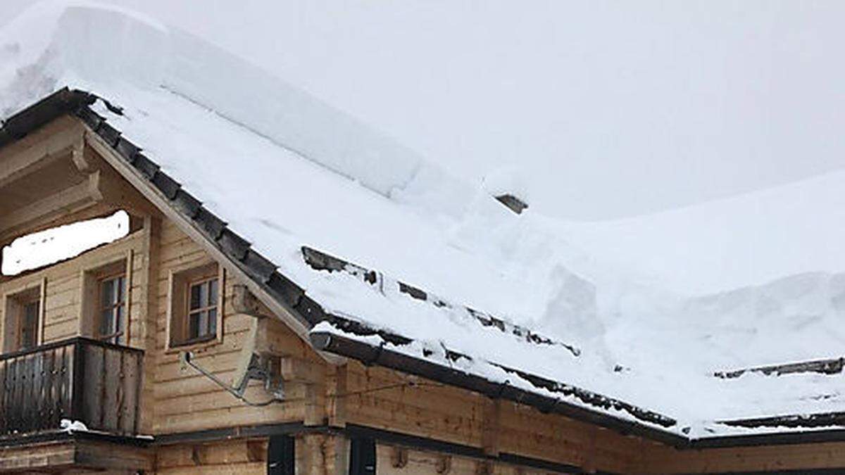 Ein riesiges Schneebrett ging vom Hausdach ab und riss den Mann mit