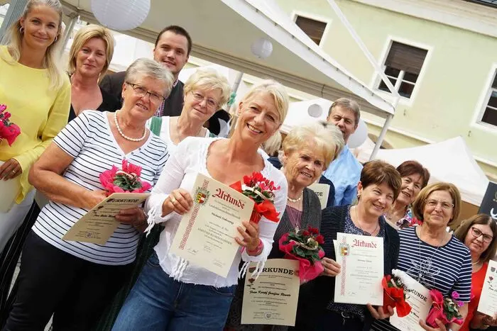 Große Freude herrschte bei den Teilnehmern des Blumenschmuck-Bewerbes. Es hagelte zahlreiche Ehrungen. 
