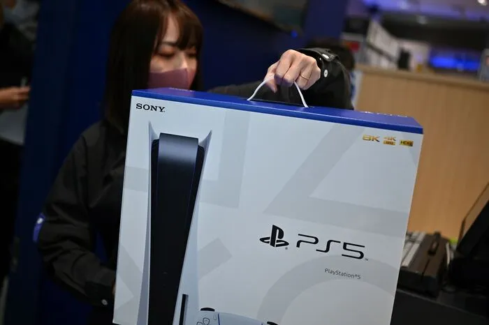 Als wirklicher Turbo, so jedenfalls die Erwartungshaltung von Sony, soll nun die Playstation 5 fungieren. Dabei sorgte die Konsole im Vorfeld des offiziellen Verkaufsstarts noch eher für Unbehagen bei Interessierten.