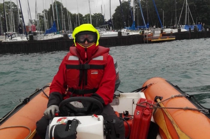 Geübt wurden unter anderem das Ein- und Aussteigen Wasser - Boot sowie der richtige Umgang mit dem Sauerstoffkoffer, sodass sich der begleitende Schiffsführer mit der korrekten Handhabe und Anwendung des Sauerstoffkoffers vertraut machen konnte. Auch Theorieeinheiten standen am Programm.