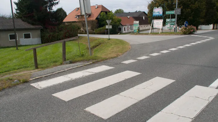 Die Anrainer beklagen die unübersichtliche und gefährliche Kreuzung mit dem Zebrastreifen.