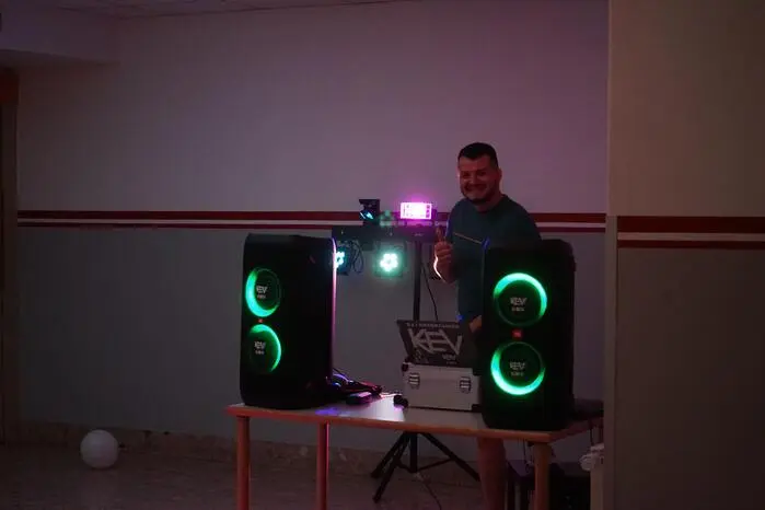 Außerdem legte ein DJ Musik auf, zu der ausgelassen getanzt wurde.