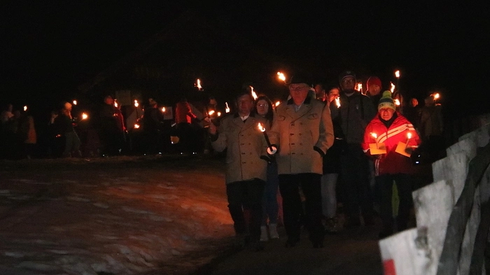 Hunderte Teilnehmer wanderten mit den Fackeln, die Ortsmusikkapelle Hirschegg begleitete die Fackelträger. Bürgermeister Johann Schmid hielt einen kurzen Rückblick auf das abgelaufene Jahr und überreichte gemeinsam mit seinem Vize eine Ehrenurkunde an Erich Ruderes für dessen langjähriges Wirken.