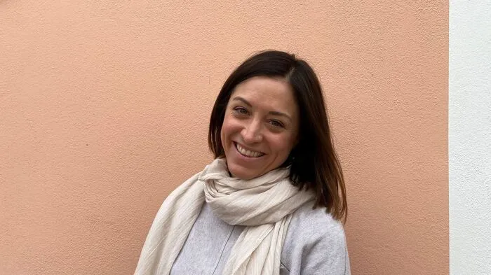 Elisabeth Maier-Kreutzwiesner, Proleb: "Insgesamt verändert sich für mich mit der Öffnung nicht allzu viel. Bis jetzt habe ich meine Yogaeinheiten online bestritten. Ich habe einen kleinen Raum mit 40 Quadratmetern, da könnte ich maximal eine weitere Person außer mir unterbringen. Es lohnt sich also nicht, den jetzt schon aufzumachen. Ich freue mich aber schon auf die Zeit, wenn alles wirklich wieder ganz geöffnet wird."
