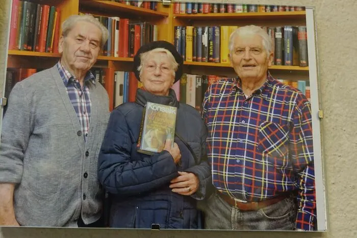 Rund 70 Jahre lang führte er sie gemeinsam mit Franz Immervoll - auf dem Foto sind die beiden zu sehen mit einer treuen Leserin.