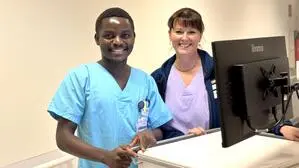 Michael Omae aus Kenia mit Anja Kapeller vom LKH Villach | Erfolgreiche internationale Anwerbungen gab es zuletzt auch in der Pflege. Im Bild: Michael Omae aus Kenia mit Anja Kapeller vom LKH Villach