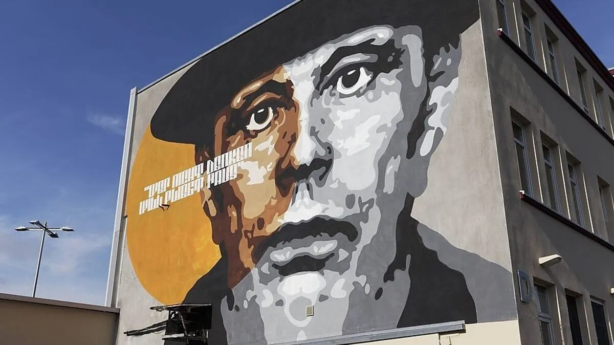 Beuys-Porträt an einer Hausfassade