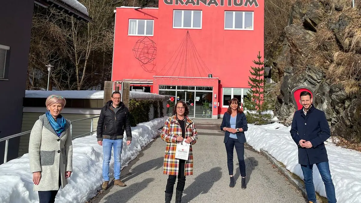 v.l. Anja Schmied, Bürgermeister Michael Maier, Bettina und Melanie Golob sowie Landesrat Schuschnig beim Lokalaugenschein des Granatium in Radenthein.