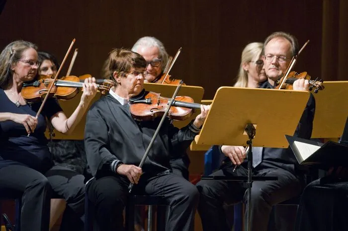 Auch das durch Bläser, Pauken und Orgel verstärkte Kammerorchester Accento unter der Leitung von Lore Schrettner, die das Projekt initiiert hat, wusste durch nuancierten Klangreichtum zu überzeugen.