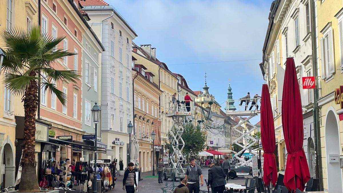 Am Alten Platz wird bereits die Weihnachtsbeleuchtung montiert?