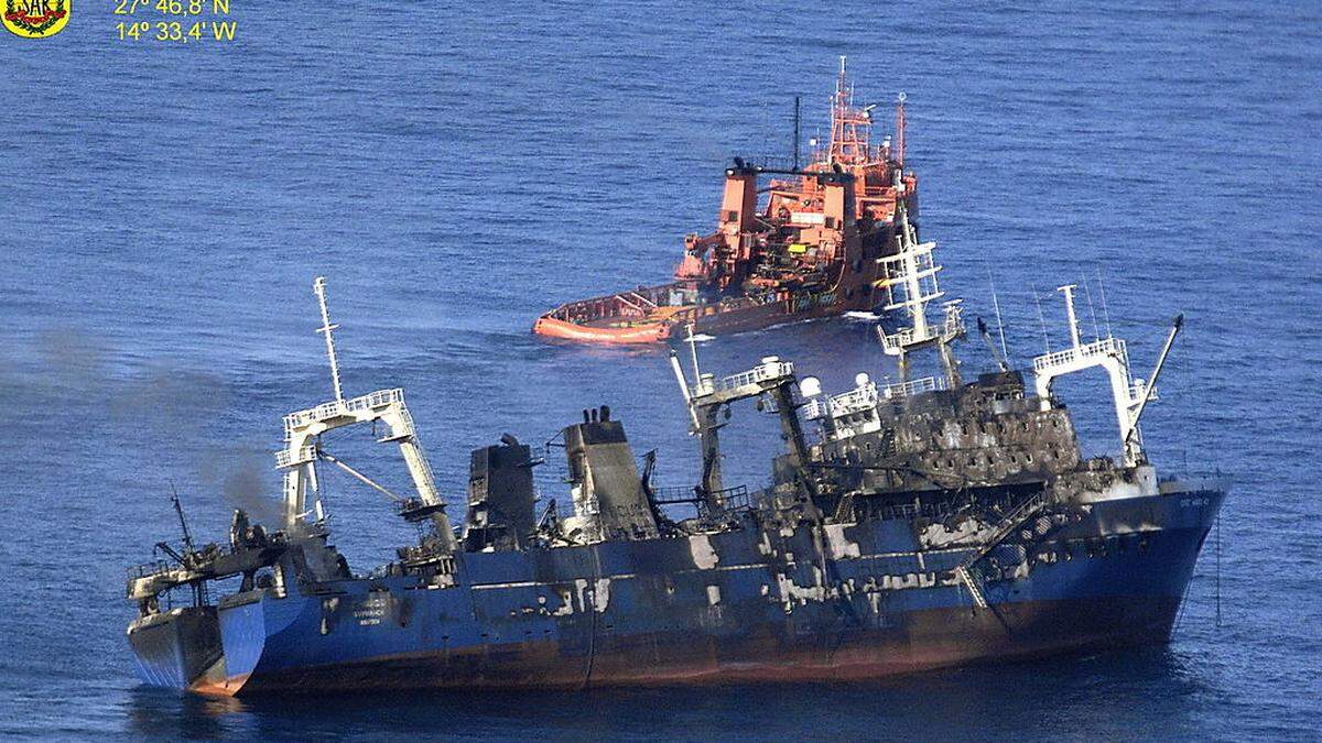 Der russische Kutter sank, seither fließt Öl aus