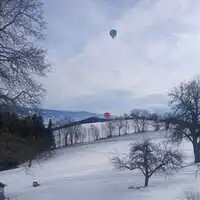 Über dem schneebedeckten Lavanttal stiegen zahlreiche Heißluftballone auf