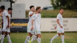 Marc Andre Schmerböck (Mitte) bejubelt den Siegtreffer