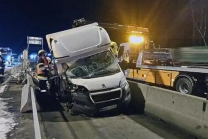Der slowenische Kleintransporter war etwas zu breit für die Spur.