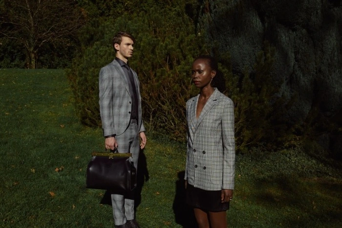 Peek &amp; Cloppenburg. Blazer: Jake*s, 89,99 Euro, Rock: Boss, 119,99 Euro, Anzug: McNeal, 159,98 Euro, Hemd: Boss, 89,99 Euro, Krawatte: Montego, 19,99 Euro, Weikhard. Ohrringe: Pomellato, 18 kt Roségold, 3700 Euro, Ringe: Pomellato, 18 kt Roségold, 2900 Euro und mit 38 Brillanten, 4900 Euro, Uhr: Rado, 1340 Euro, Von Lottenburg. Tasche: 349 Euro, Humanic. Stiefeletten: Kate Gray, 120 Euro, Schnürschuhe: Pat Calvin, 79.95 Euro.