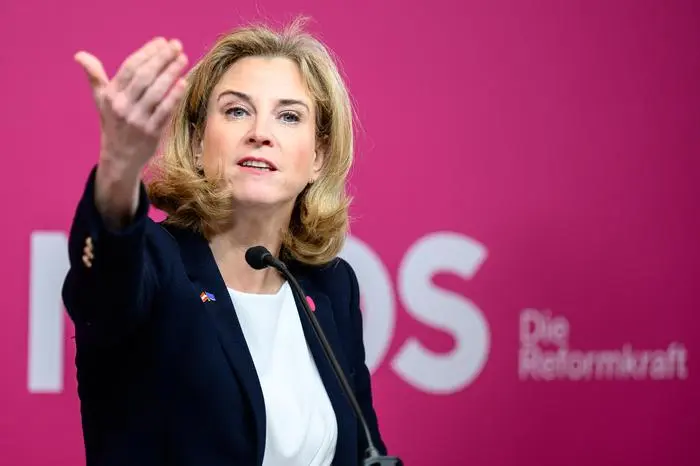 ABD0008_20250103 - WIEN - ÖSTERREICH: NEOS-Parteichefin Beate Meinl-Reisinger am Freitag, 3. Jänner 2025, anlässlich eines Pressestatements zu den Koalitionsverhandlungen in Wien. - FOTO: APA/MAX SLOVENCIK