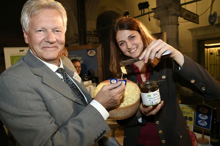 Käse und Honig ergeben eine wahre Gaumenfreude.