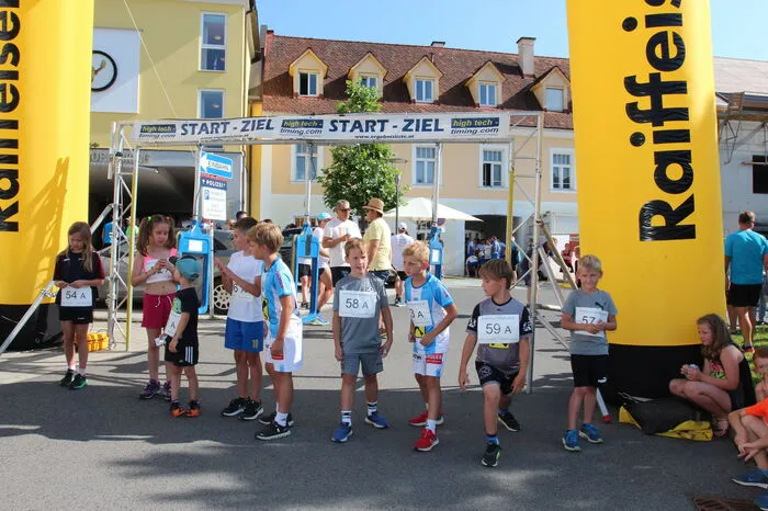 Der Staffellauf wurde mit den Teams der jüngsten Läufer und Läuferinnen eröffnet. Für sie ging es rund um den Hauptplatz