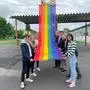 Auftakt zum Pride-Monat: Die Schülerinnen und Schüler der Klusemann haben eine Regenbogenfahne gehisst