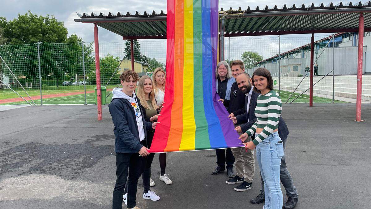 Auftakt zum Pride-Monat: Die Schülerinnen und Schüler der Klusemann haben eine Regenbogenfahne gehisst