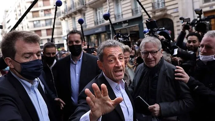 Das jüngste Beispiel ist Frankreichs Ex-Präsident Nicolas Sarkozy. Der 66-Jährige hat zahlreiche Justizaffären am Hals, zuletzt wurde er wegen illegaler Wahlkampffinanzierung für schuldig befunden und zu einem Jahr unbedingter Haft verurteilt. Er kann die Strafe allerdings im Hausarrest mit Fußfessel absitzen. Die französische Justiz ermittelt gegen Sarkozy auch wegen angeblicher Zahlungen Libyens im Wahlkampf 2007. In einer anderen Affäre wurde Sarkozy im März wegen Bestechung und unerlaubter Einflussnahme auf die Justiz zu drei Jahren Haft verurteilt. Er hat angekündigt, hier Berufung einzulegen.