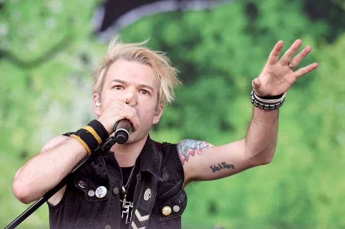 Sänger und Gitarrist Deryck Whibley enterte die Space Stage