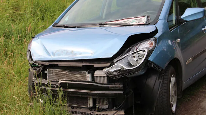 Das beschädigte Auto