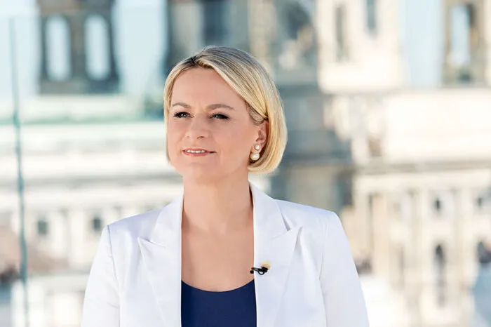Es war das Jahr der Wienerin: ZIB 2-Anchorwoman Lou Lorenz-Dittlbacher führte 2021 erstmals durch die ORF-Sommergespräche. Für ihre präzise Interviewführung und Originalität der Inszenierung am Dach des Wiener Leopoldmuseums gab es Lob. Im Herbst erhielt die Frau des ehemaligen ORF-Chefredakteurs Fritz Dittlbacher zudem den Axel-Corti-Preis "für ihre hervorragenden Recherchen und Hintergrundberichte", wie es in der Jurybegründung hieß. Die dritte gute Nachricht kam im Anschluss an die ORF-Wahl: Mit 2021 wird Marielouise "Lou" Lorenz-Dittlbacher Chefredakteurin von ORF III.