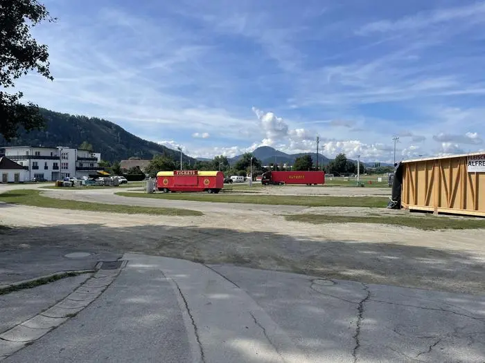 Derzeit baut der Zirkus Althoff noch ab, bevor weiter Hütten sich auf der Wiesn ansiedeln können