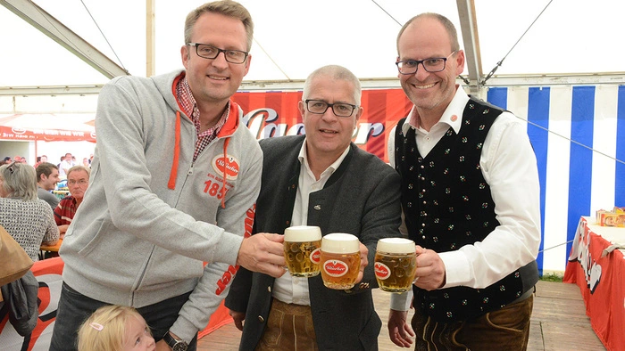 Freuen sich über die neue Flaschenabfüllanlage: Peter Peschl, Thomas Santler und Manuel Düregger