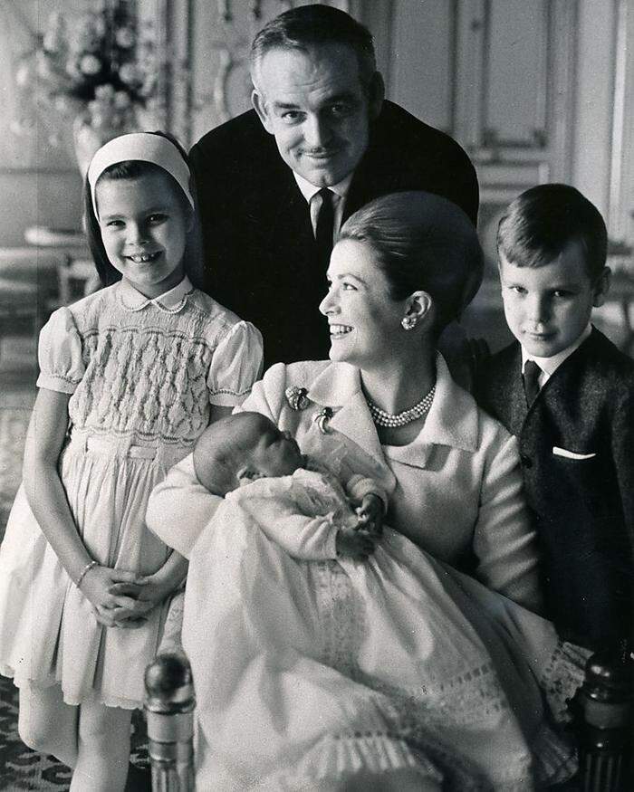 Caroline (links) mit ihrem Vater Fürst Rainier, Mutter Grace, Bruder Albert und der neugeborenen Stephanie im Jahr 1965
