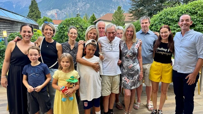 Die Familie Winkler steht mit ihren Gästen auf einer Terrasse