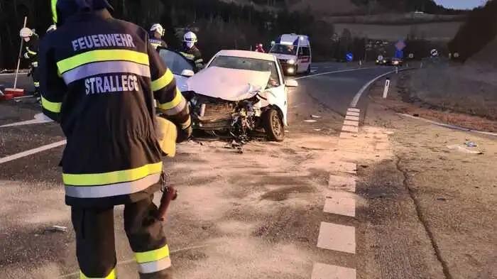 Dienstagfrüh gegen 6.45 Uhr kollidierte der Pkw eine 56-Jährigen mit einem Klein-Lkw in Strallegg.