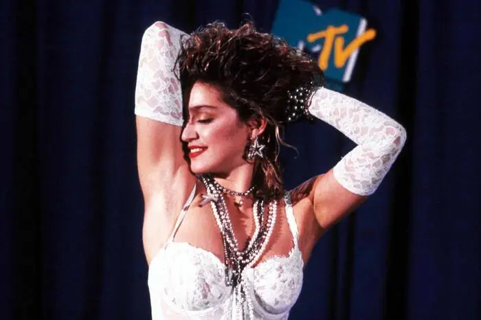 In den USA war Popmusik noch eine von Männern beherrschte Welt, als "Everybody" 1982 in den Dance-Charts auf dem ersten Platz landete, die bald folgenden Singles "Holiday" und "Like a Virgin" sind heute Pop-Klassiker.