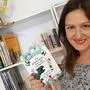 Valentina Müller-Frizza (43) mit ihrem Kinderbuch "Der geheimnisvolle Zahn des Lindwurms"