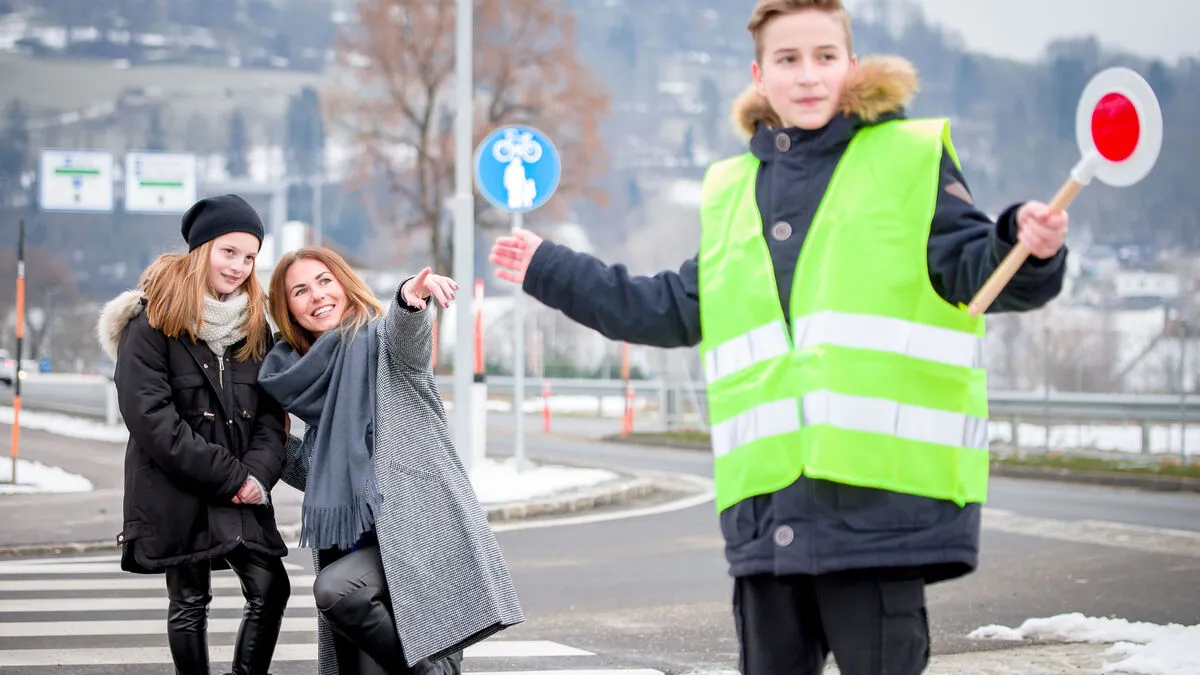 Schülerin Gloria mit Christina Striednig und dem Schülerlotsen Felix