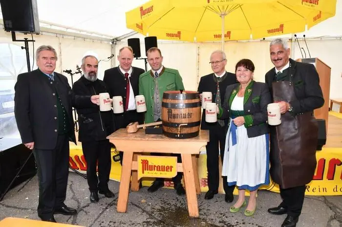 Beim anschließenden Festakt begrüßte Bürgermeister Franz Kleinferchner zahlreiche Ehrengäste, darunter Altpfarrer Josef Wonisch, Landtagspräsidentin Manuela Khom, Bezirkshauptmann Florian Waldner und Altbürgermeister sowie Ehrenbürger Johann Fritz.