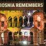 Ein Foto Joe Bidens und des ersten bosnischen Präsidenten Alija Izetbegovic wurde nach dem Wahlsieg Bidens auf das  Gebäude der Nationalbibliothek in Sarajevo projiziert: Es sollte daran erinnern, dass sich Biden als US-Senator vehement für ein Ende des Bosnienkriegs einsetzte 