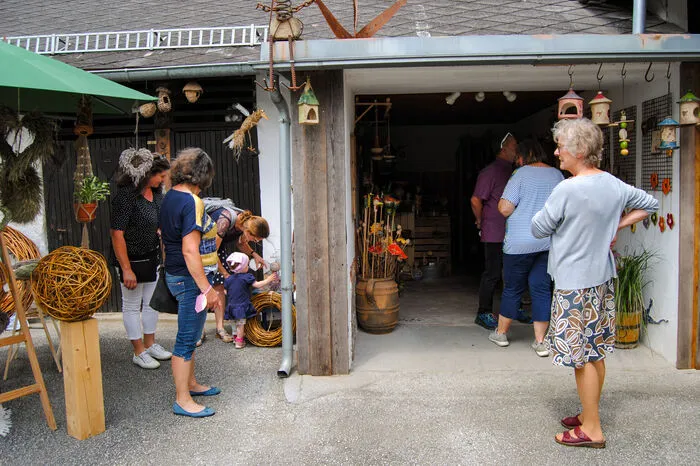 „Die Ausstellung im Innenhof gibt es seit 2013, wobei jedes Jahr andere Leute ausstellen“, so Grabner. Neben der Keramikerin stellen heuer unter anderem Gertrude Kulmer, Marianne Kalcher und viele mehr aus.